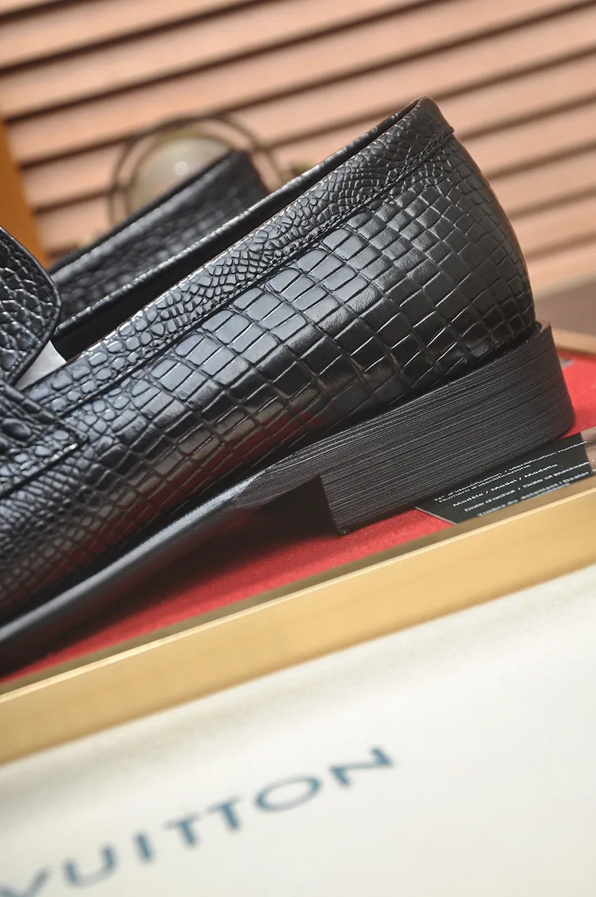 Men's men's shoes 💰540💶 [LV] (original single cowhide lining) 🍀LV's latest genuine leather business suit shoes are launched simultaneously on the official website. The first-layer cowhide imported from Italy is made of heavy gold, 💥official website 1:1 rubber outsole. Versatile to wear, high-end without losing class, and the color combination is extraordinary. This four-season style is alluring when worn on your feet, showing off your big-name flair. Standard code 38-45 (45 customized)